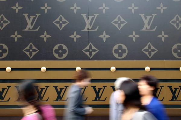 Филе Местные Жители Китая Проходят Мимо Огромного Чемодана Louis Vuitton — стоковое фото
