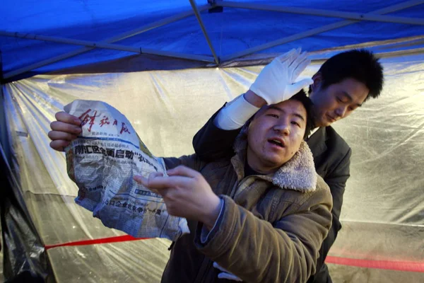 Guardia Seguridad Arrastra Hombre Chino Que Logró Obtener Cupones Distribuidos — Foto de Stock