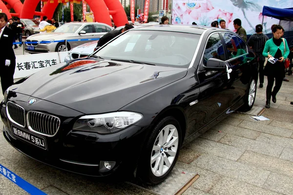 Los Visitantes Chinos Observan Automóvil Bmw Serie Durante Una Exposición — Foto de Stock