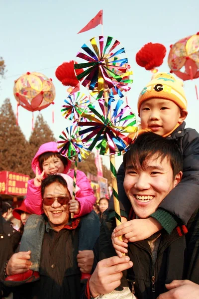 2009年1月27日 北京の大田公園で開催される春節テンプルフェアで来場者が見られる — ストック写真