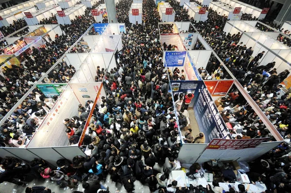 Китайские Выпускники Колледжей Безработные Толпа Киосков Ярмарке Вакансий Чунцине Февраля — стоковое фото