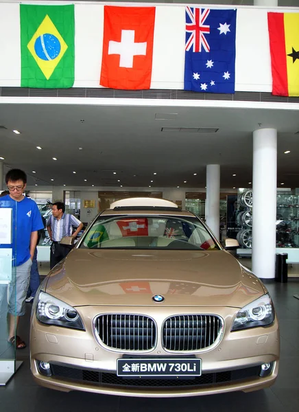 中国の車の購入者は 中国北京の Bmw 販売店で Bmw 730Li を見ます 月2010 — ストック写真