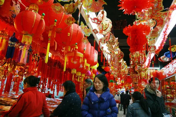 Los Compradores Chinos Compran Linternas Rojas Decoraciones Para Próximo Festival — Foto de Stock