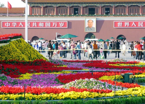 Toeristen Lopen Langs Een Enorme Parterre Gebouwd Voor Nationale Feestdag — Stockfoto