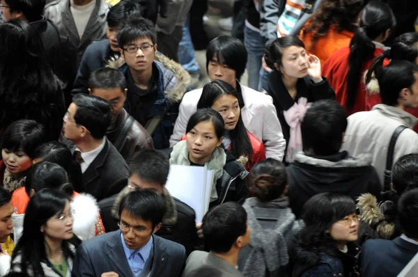 Kínai Főiskolai Diplomások Álláskeresők Tömeg Standokon Egy Állásbörze Chongqing Február — Stock Fotó