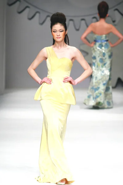 Pokaz Mody Dorian Podczas China Fashion Week Wiosna Lato 2011 — Zdjęcie stockowe