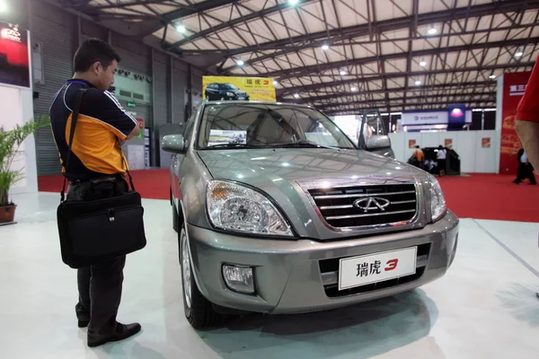 Visitante Mira Coche Chery Durante Una Exposición Automóviles Shanghai China — Foto de Stock
