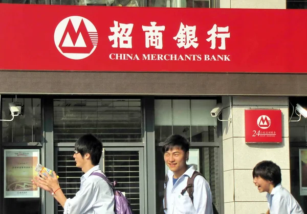 Kínai Diákok Séta Múltban Fióktelepe Kína Merchants Bank Cmb Sanghajban — Stock Fotó