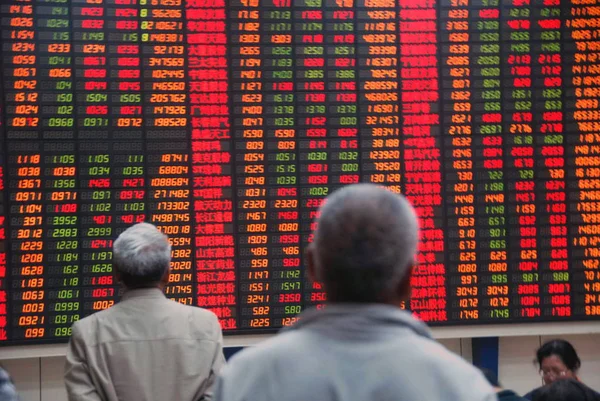 Investor Cina Melihat Harga Saham Merah Untuk Kenaikan Harga Dan — Stok Foto