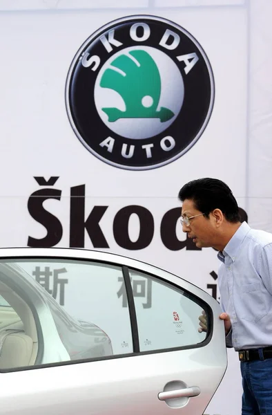 Ένας Κινέζος Επισκέπτης Κοιτάζει Ένα Αυτοκίνητο Της Σκόντα Κατά Διάρκεια — Φωτογραφία Αρχείου