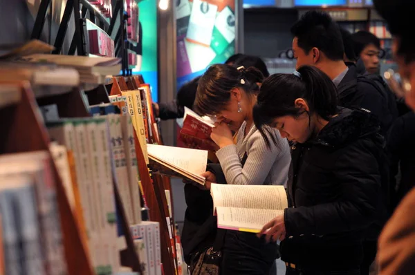 Ciudadanos Chinos Locales Leen Compran Libros Una Librería Beijing China —  Fotos de Stock