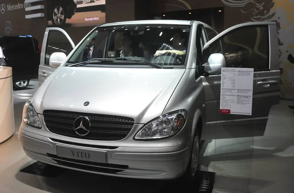 Compratore Cinese Provare Vito Mercedes Benz Durante Salone Automobilistico Shenzhen — Foto Stock