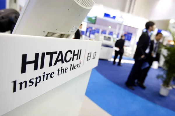 Besökare Ses Monter Hitachi Utställning Shanghai Kina April 2008 — Stockfoto