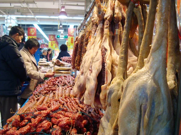 Clientes Chineses Compram Salsichas Supermercado Suzhou Leste Província Chinas Jiangsu — Fotografia de Stock