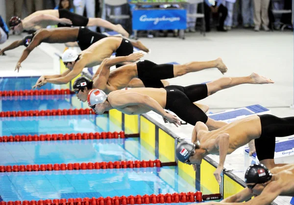 Zwemmers Springen Het Zwembad Mens 4X200M Vrije Stijl Estafette Finale — Stockfoto