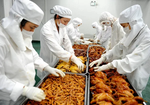 Chinesische Arbeiter Legen Gekochtes Hühnchen Tellern Der Fabrik Von Zhejiang — Stockfoto