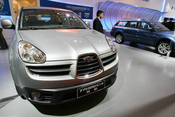 Kinesisk Man Står Anslutning Till Subaru Tribeca Auto Shanghai 2007 — Stockfoto