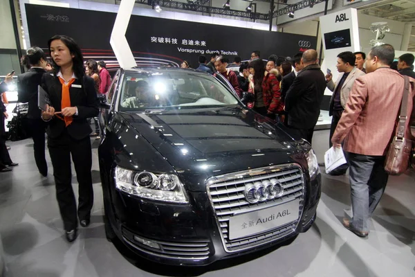 Chinese Bezoekers Kijken Proberen Een Audi A6L Bij Een Auto — Stockfoto