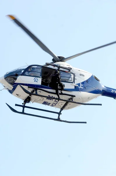 Kínai Különleges Rendőrök Láthatók Egy Helikopter Alatt Egy Fúró Sanghajban — Stock Fotó