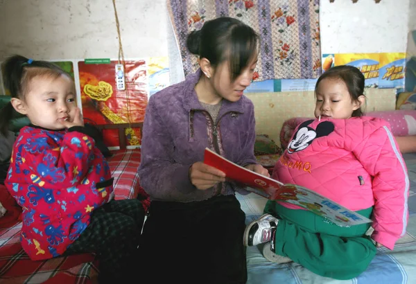 Yunxing Direita Uma Menina Quatro Anos Cujo Abdômen Mede Metros — Fotografia de Stock