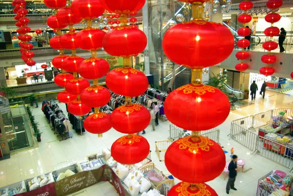 Red Lantern Ses Dekorerad Ett Varuhus Peking Kina Januari 2009 — Stockfoto