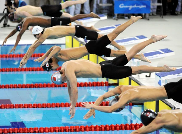 Zwemmers Springen Het Zwembad Mens 4X200M Vrije Stijl Estafette Finale — Stockfoto