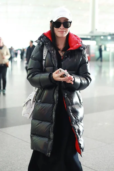 Гонконг Актриса Мішель Sheh Досягає Пекінського Міжнародного Столичного Аеропорту Пекіні — стокове фото