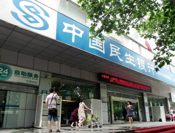 Des Résidents Chinois Passent Devant Une Succursale China Minsheng Banking — Photo