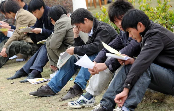 Candidatos Emprego Chineses Ler Informações Para Empregos Uma Feira Emprego — Fotografia de Stock