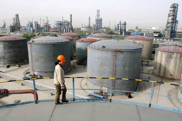 Trabalhador Fabril Chinês Visto Tanque Armazenamento Petróleo Uma Refinaria Petrochina — Fotografia de Stock