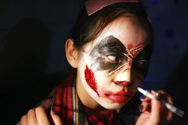 Una Joven Mujer Compensa Halloween Durante Una Celebración Bar Beijing — Foto de Stock