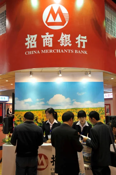 Visitantes Stand Del Banco Comerciantes China Cmb Durante Una Exposición — Foto de Stock