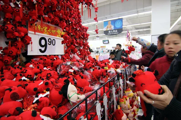 Los Compradores Chinos Compran Bueyes Juguete Para Próximo Festival Primavera — Foto de Stock