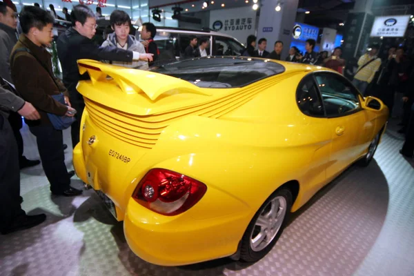 Kínai Látogatók Nézd Meg Dongfeng Coupe Auto China 2006 Autó — Stock Fotó