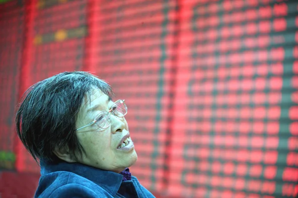 Китайський Інвестора Дивиться Ціни Акцій Червоний Зростання Цін Зелений Падіння — стокове фото