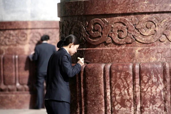 Chinese Arbeiders Schoon Pijlers Van Grote Zaal Van Mensen Voorbereiding — Stockfoto