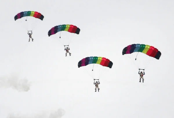 Parachutists Wykonać Podczas Ceremonii Otwarcia 2010 Chiny Międzynarodowy Festiwal Lotnictwa — Zdjęcie stockowe