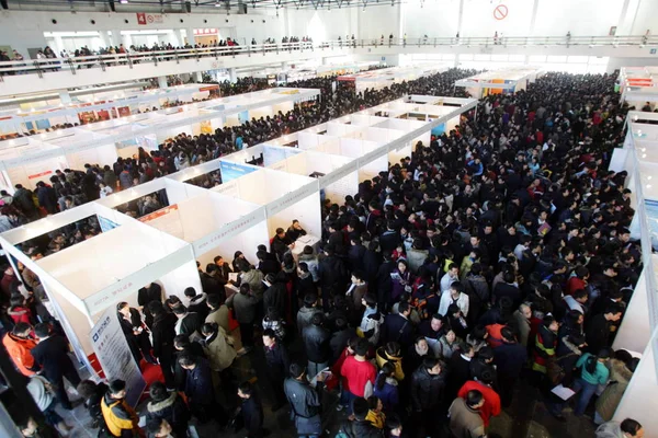 Chineses Candidatos Emprego Multidão Barracas Uma Feira Emprego Pequim China — Fotografia de Stock