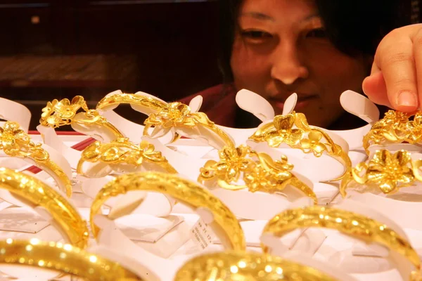 Kinesisk Försäljare Tittar Guld Arm Band Smyckes Butik Shanghai Kina — Stockfoto
