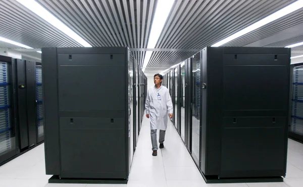 Engenheiro Chinês Caminha Entre Racks Supercomputador Tianhe Centro Nacional Supercomputadores — Fotografia de Stock