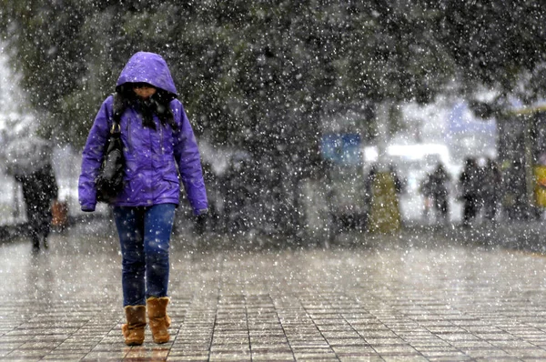 Residentes Chinos Locales Caminan Nieve Traída Por Una Ola Frío — Foto de Stock