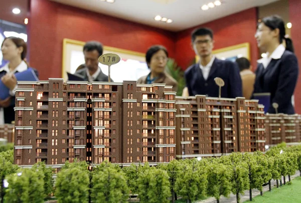 2010年10月14日 在中国江苏省东部南京市举行的房地产博览会上 中国购房者看一个住宅项目的模型 — 图库照片