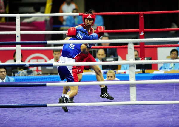2010年11月25日 在中国南方广东省广州市举行的第16届亚运会上 中国选手雷安与菲律宾的安妮 阿尔巴尼亚参加了48 51Kkg 拳击决赛 — 图库照片