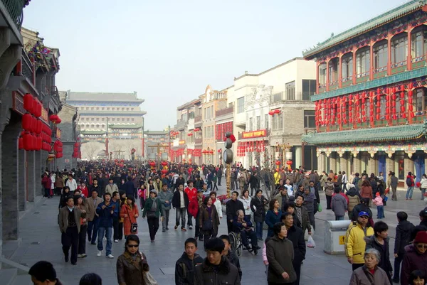 Toeristen Lopen Langs Qianmen Straat Beijing China Februari 2009 — Stockfoto