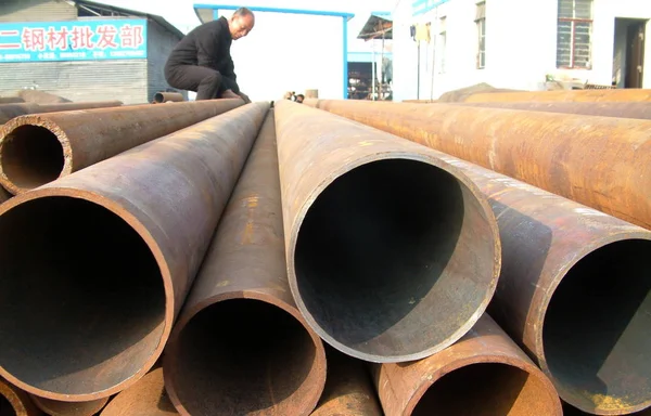 Chinese Worker Moves Steel Tubes Steel Product Market Haian County — Stock Photo, Image