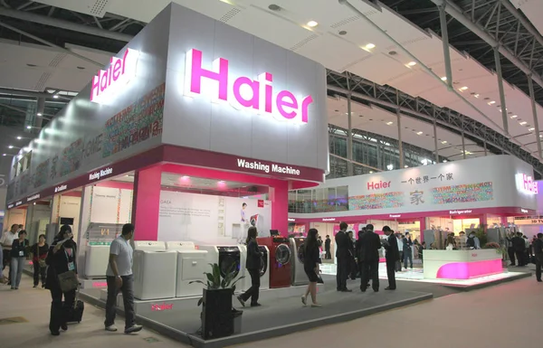 stock image Visitors are seen at the stand of Haier during the 108th Canton Trade Fair, also known as Canton fair in Guangzhou, south Chinas Guangdong Province October 15, 2010