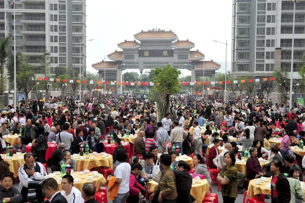 中国の村人は 2010年11月20日 中国南部広東省のリーデ村 広州市で帰国を祝うために808テーブルで大規模な宴会に出席します — ストック写真