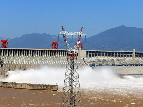 Víz Látható Sluiced Keresztül Three Gorges Dam Jangce Folyón Yichang — Stock Fotó