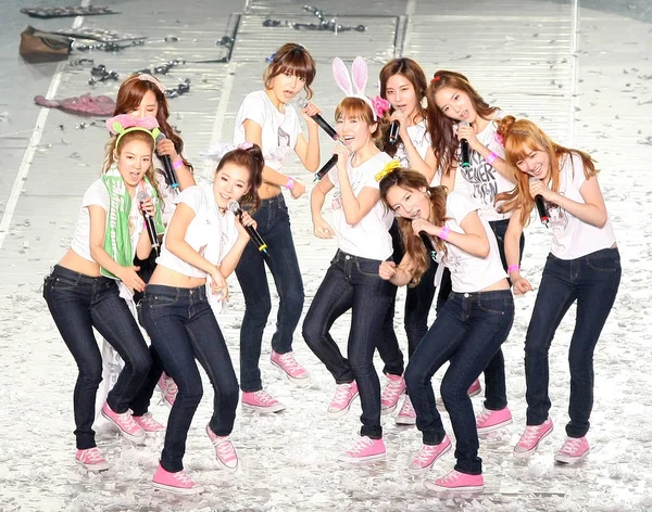 韓国のポップ グループ 2010 日台北 台湾でのコンサートの時女の子の生成を実行します — ストック写真