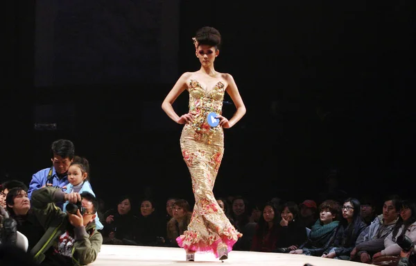 Manken Makyaj Moda Gösterisinde Geçit Çin Moda Hafta Lkbahar Yaz — Stok fotoğraf